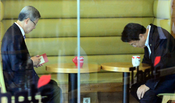 ▲ 새누리당 김희옥 비상대책위원장(사진 왼쪽)이 19일 서울 논현동 커피숍에서 정진석 원내대표(오른쪽)와 회동하고 있다. ⓒ뉴시스 사진DB