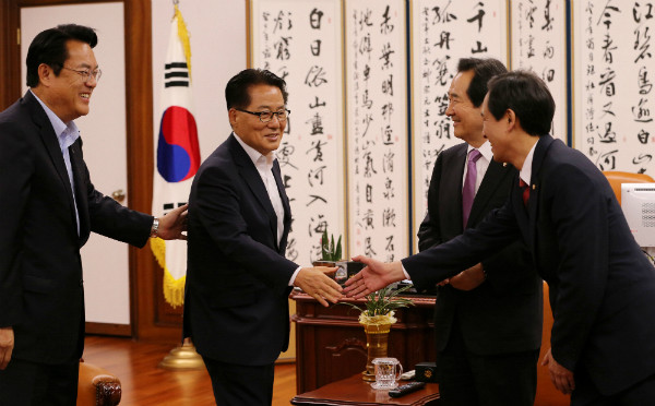 ▲ 정세균 국회의장과 새누리당 정진석·더불어민주당 우상호·국민의당 박지원 원내대표가 17일 오후 국회의장실에서 회동하고 있다. 이들은 이날 회동에서 시급한 민생·경제 현안 대신 비교섭단체 정의당 소속인 추혜선 의원의 상임위 재배정 문제를 의논하는 한가한 모습을 보였다. ⓒ뉴시스 사진DB