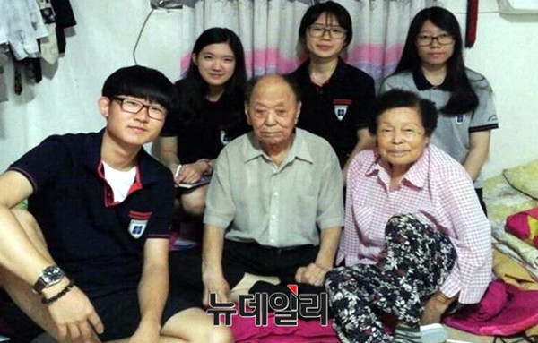 ▲ 왼쪽부터 3학년 배민혁, 조예은, 이승희, 박소혜 학생이          박구현 참전용사 댁을 방문하여 인터뷰를 하고 기념사진을 찍고 있다.ⓒ국방부