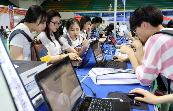 ▲ 2017학년도 수시 대학입학정보박람회 정보검색대에서 학생들이 본인의 성적을 확인하고 있다.ⓒ계명대 제공