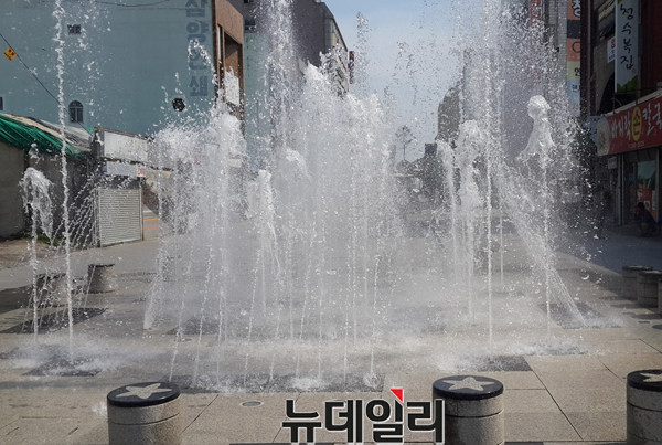 ▲ 충북지역은 20일 30도를 웃도는 뜨거운 날씨가 지속될 것으로 전망되는 가운데 청주시청 인근의 분수가 시원한 물줄기를 뿌려주고 있다.ⓒ김종혁 기자