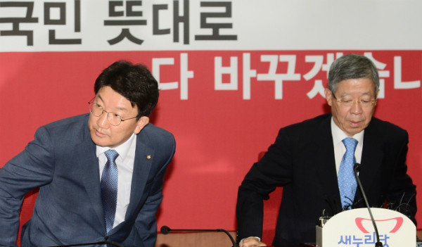 ▲ 새누리당 권성동 사무총장이 20일 오전 비상대책위원회의 출석을 강행해 김희옥 비상대책위원장의 오른편 자리에 앉고 있다. ⓒ뉴시스 사진DB