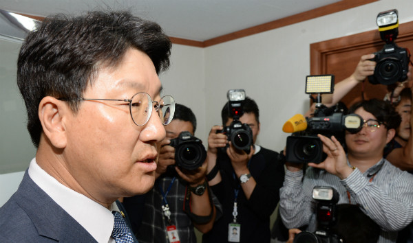 ▲ 새누리당 권성동 사무총장이 20일 오전 비상대책위원회의에 앞서 김희옥 비상대책위원장과 면담하기 위해 서울 여의도 당사로 들어서고 있다. ⓒ뉴시스 사진DB