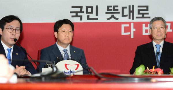 ▲ 새누리당 김영우 의원이 20일 오전 비상대책위원회의에서 공개 발언을 자청해 권성동 사무총장 경질에 반대한다는 입장을 피력하고 있다. 김희옥 비상대책위원장과 권성동 사무총장이 굳은 표정으로 이를 경청하고 있다. ⓒ뉴시스 사진DB