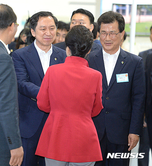 ▲ 박근혜 대통령이 20일 오전 서울 삼성동 코엑스에서 열린 정부3.0 국민체험마당 개막식에 참석, 김기현(왼쪽) 울산시장, 이시종 충북지사와 악수하고 있다. ⓒ뉴시스