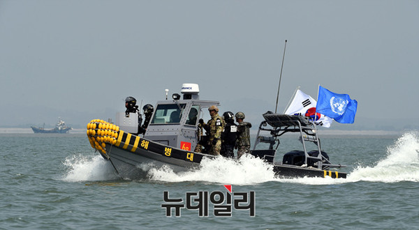 ▲ 한강 하구 연안에서 불법조업 중인 중국어선 퇴거 작전을 벌이고 있는 '민정경찰'의 고속단정. ⓒ뉴데일리 DB