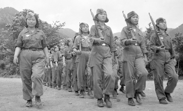 ▲ 행정자치부 국가기록원이 20일 공개한 6.25 관련 기록물로, 1952년 행진하는 여자의용군 모습ⓒ국가기록원 제공