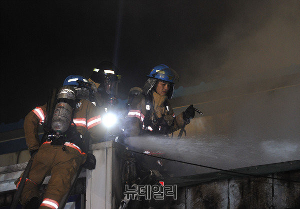 ▲ 2014년 10월에 발생한 서울 동대문 화재 모습. ⓒ뉴데일리 정상윤 기자