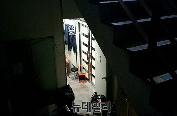 ▲ 지난 4일 박유천 일행이 방문한 것으로 알려진 서울 강남구 역삼동 소재 모 유흥주점 출입구.  ⓒ 이종현 기자