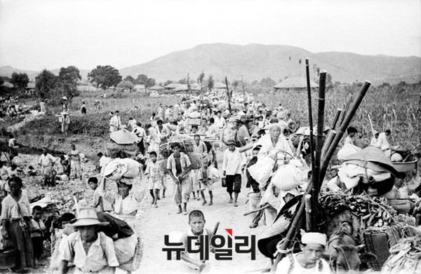 ▲ 영천의 피난민 행렬 1950.8ⓒ육군본부