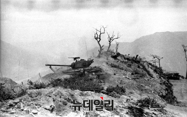 ▲ 고지에서 전차사격 1953.ⓒ육군본부