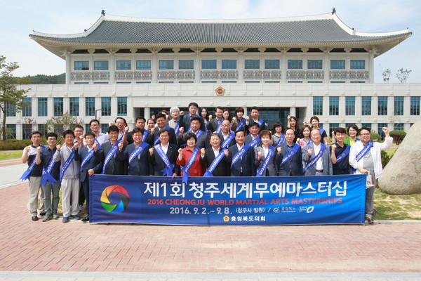 ▲ 충북도의회 의원들이 20일 경북도의회를 방문해 ‘2016 청주무예마스터십’을 홍보하고 있다.ⓒ충북도의회