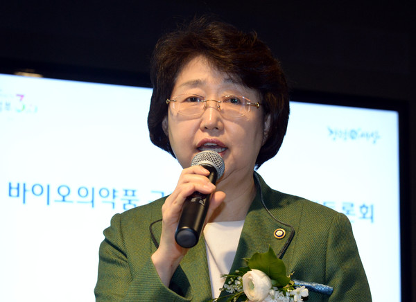 ▲ 새누리당 김승희 의원. 김 의원은 자신의 2호 법안으로 '첨단재생의료의 지원 및 관리에 관한 법률안'을 내놨다. 그는 식약청장으로 근무하다 20대 국회에 새누리당 비례대표로 입성했다.ⓒ뉴시스 DB