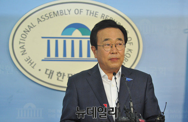 ▲ 서병수 부산광역시장이 20일 동남권 신공항 입지 용역 결과 발표와 관련해 국회에서 기자회견을 열면서 비장한 표정을 짓고 있다. 서병수 시장은 이날 신공항 유치 여부에 시장직을 걸겠다는 6·4 지방선거 당시의 다짐에 변함이 없다고 공언했다. ⓒ뉴데일리 이종현 기자