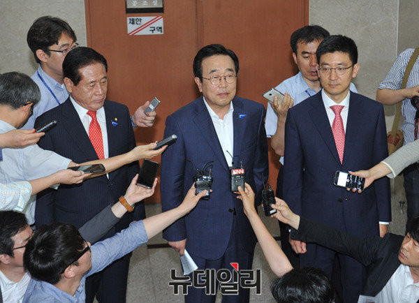 ▲ 서병수 부산광역시장(사진 가운데)과 김세연 부산시당위원장(오른쪽), 배덕광 의원(왼쪽)이 20일 동남권 신공항 입지 용역 결과 발표와 관련해 국회에서 기자회견을 가진 직후 취재진과 만나 질문에 답하고 있다. 서병수 시장은 취재진과의 문답 과정에서 가덕도로 결정이 되지 않으면 이는 불공정한 용역 결과임을 시사하며 불복 가능성을 언급했다. ⓒ뉴데일리 이종현 기자