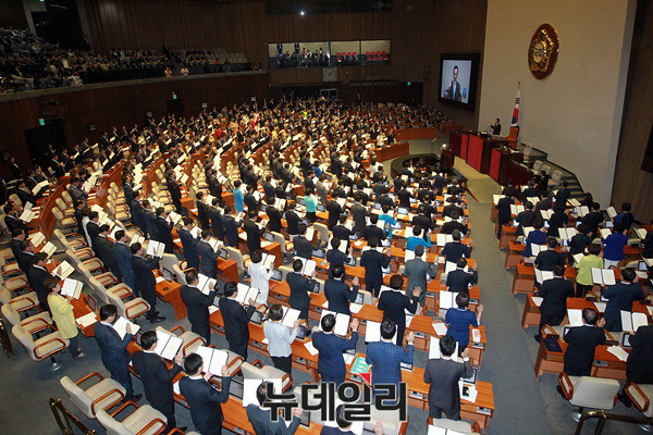 20대 국회 개원식이 13일 오전 국회에서 열린가운데 300명의 의원들이 국회의원 선서를 하고 있다.