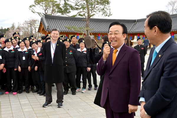 ▲ 김관용 경북도지사(오른쪽 두번째)가 최근 신도청을 찾은 방문객들과 함께 환한 웃음을 지으며 인사말을 하고 있다.ⓒ경북도 제공