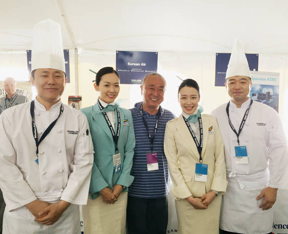 ▲ 대한항공 한식 전문 기내식 조리사와 객실 승무원이 행사장을 찾은 방문객과 기념 촬영을 하고 있는 모습.ⓒ대한항공