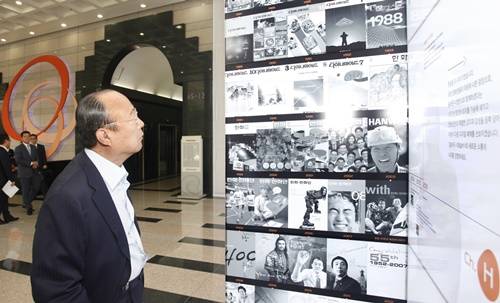 ▲ 한화그룹 김승연 회장이 정든 옛 것을 보내는 아쉬움의 표정으로 그룹사옥 로비에 설치된 ‘그룹사보 45년사 기획전’을 바라보고 있다. 한화그룹은 새로운 형태의 디지털 방식의 ‘채널H’을 오픈하면서 6월호를 마지막으로 45년 역사의 그룹사보를 종간한다.ⓒ한화그룹