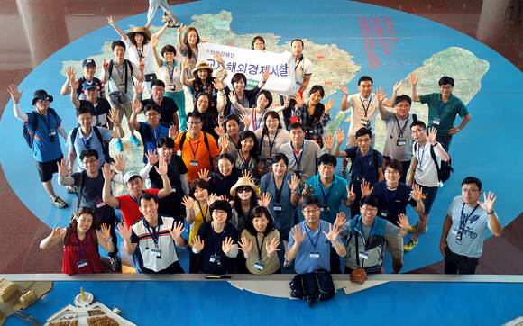 ▲ 두산연강재단 교사해외경제시찰에 참가한 교사들이 지난 19일 상해도시계획관을 방문해 견학을 마치고 기념촬영을 하고 있다.ⓒ두산그룹