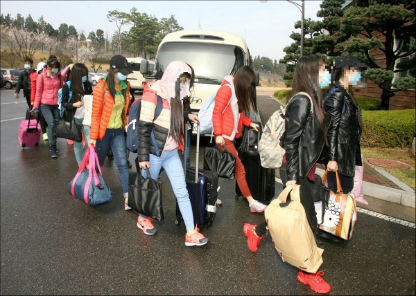 북한에서 집단 탈북한 식당 종업원 13명이 지난 4월 7일 인천공항을 통해 입국했다. 사진은 국내 모처의 숙소로 향하는 모습이다. ⓒ뉴시스 사진DB