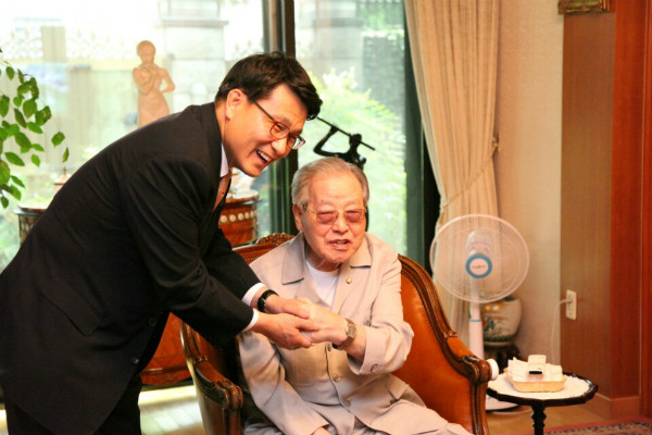 ▲ 새누리당 윤상현 의원이 복당 직후인 20일 서울 청구동 김종필 전 국무총리의 자택을 찾아 JP의 손을 맞잡고 환하게 웃고 있다. ⓒ뉴시스 사진DB