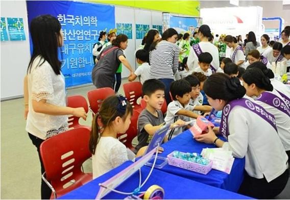 .2015메디엑스포 전시장내 구강검진관에서 유치원생들에게 올바른 칫솔질에 대해 설명하는 모습.ⓒ대구엑스코 제공