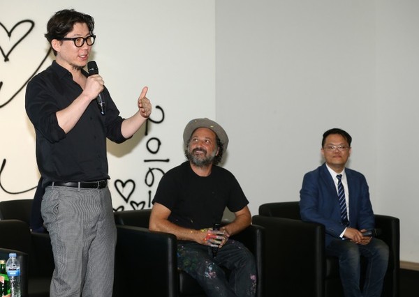 ▲ 오른쪽부터 최요한 예술감독, 미스터 브레인워시, 이동규 LEE&CHOI 대표이사ⓒ연합뉴스