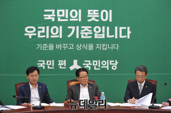 ▲ 국민의당이 21일 고위공직자비리수사처 설치 및 검·경 수사권 분리 등을 거론하며 검찰에 대한 압박 수위를 높이고 있다. 국민의당은 불법 정치자금 수수 의혹을 받고 있는 김수민 의원의 검찰 소환조사를 이틀 앞둔 상황이다. ⓒ뉴데일리 이종현 기자