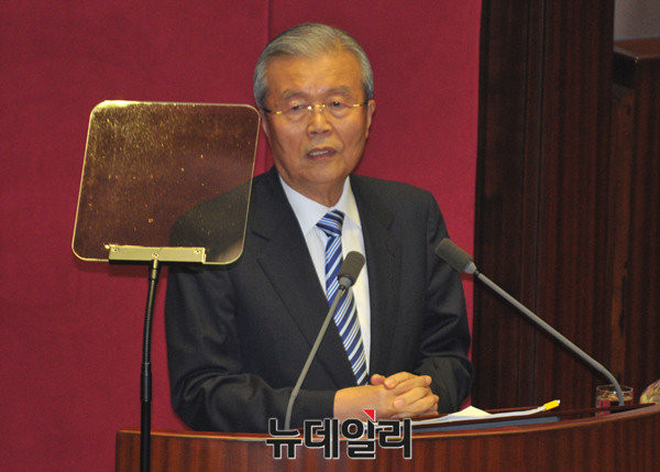 ▲ 더불어민주당 김종인 비상대책위 대표가 21일 국회에서 교섭단체 대표 연설을 하고 있다.ⓒ이종현 기자