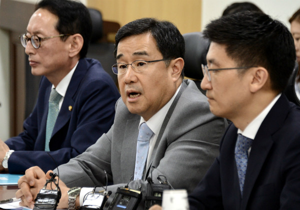 ▲ 21일 오후 김도읍 원내수석부대표·김세연 부산시당위원장 등과 함께 의원회관에 모여 신공항 입지 용역 결과 발표를 지켜보던 새누리당 김정훈 의원(부산 남갑)이 김해공항 확장 결론에 대해 소음 피해는 어떻게 할 것이냐며 화를 내고 있다. ⓒ뉴시스 사진DB