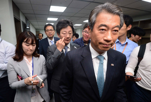 ▲ 21일 오후 의원회관 윤재옥 의원실에 모여 신공항 입지 용역 결과 발표를 지켜보던 새누리당 대구 지역 의원들이 굳은 표정으로 퇴장하고 있다. 새누리당 정종섭 의원(대구 동갑) 뒷쪽으로 따라나서던 유승민 의원(대구 동을)이 취재진에게 입장을 밝히고 있다. ⓒ뉴시스 사진DB