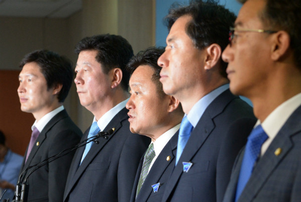 ▲ 21일 오후 국회본청 원내대표회의실에 모여 신공항 입지 용역 결과 발표를 지켜본 더불어민주당 부산 지역 의원들이 직후 긴급 기자회견을 열고 있다. 이들은 국토부와 박근혜정부를 비판하며 용역 경위에 대한 진상조사단을 꾸리겠다고 밝혔다. ⓒ뉴시스 사진DB