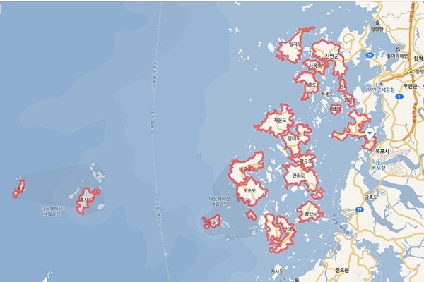 ▲ 지난 5월 전남 신안군의 한 섬에서는 학부모와 동네 주민이 신임 여교사를 윤간하는 사건이 발생해 전 국민을 충격에 빠뜨렸다. 이번에는 다른 섬에서 고향 친구의 여중생 딸을 2년 동안 성폭행한 계약직 공무원이 붙잡혔다. 또 다른 섬에서 실종된 30세 남자 초교 교사는 한 달 넘도록 찾지 못하고 있다. 사진은 신안군 관내 지도. ⓒ네이버 지도 캡쳐