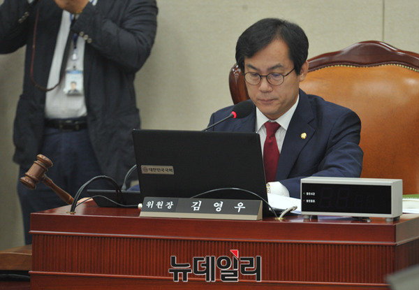 ▲ 새누리당 김영우 의원이 21일 국방위 첫 회의를 주재하고 있다. ⓒ뉴데일리 이종현 기자