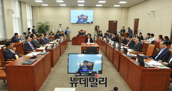 ▲ 이날 국방위의 안건은 간사 선임의 건이었다. 여야 의원들은 인사말에서 김 위원장에 대한 호평을 쏟아냈다. ⓒ뉴데일리 이종현 기자