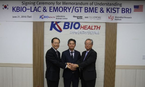 ▲ 현병화 오송재단 실험동물센터장(왼쪽)과 조한종 에모리대 부총장, 권익찬 KIST 소장이 21일 동맥경화증 치료제 개발을 위한 협약을 맺었다.ⓒ오송첨단의료산업진흥재단