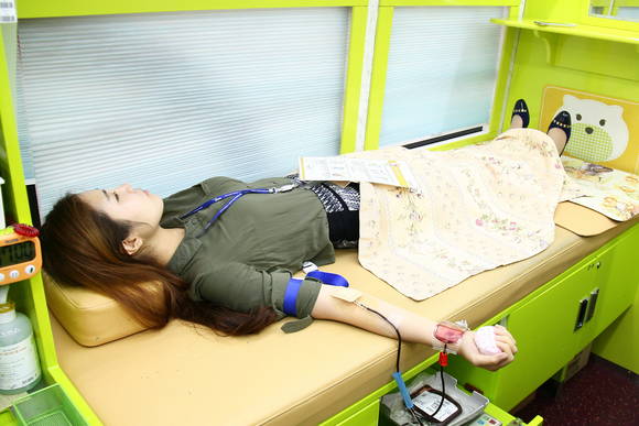 ▲ 현대로템 직원들이 지난 20일 현대로템 의왕 본사에 마련된 헌혈버스에서 헌혈을 하고 있다.ⓒ현대로템