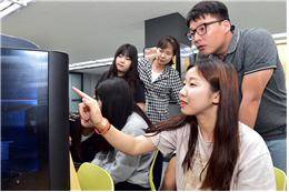 ▲ ‘K-ICT 3D프린팅 경기센터’가 개소한 지 100일이 지났다. 한국문화영상고등학교(동두천시) 학생들이 3D프린터 장비를 이용해 시제품을 출력하고 있다. ⓒ 사진 경기도