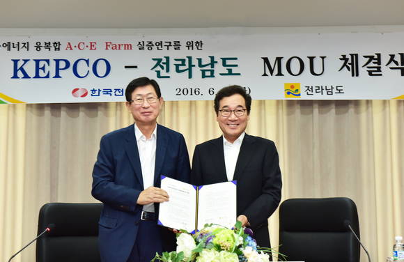 ▲ 한국전력은 21일 나주 본사에서 전라남도, 전남농업기술원과 농업과 에너지를 융복합하는 A·C·E Farm(에이스 팜) 실증연구를 위한 협력 양해각서를 체결했다. 왼쪽부터 조환익 한전 사장, 이낙연 전남지사 ⓒ 한전