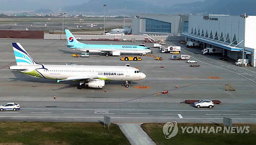 ▲ 확장하는 방안이 제시된 김해공항 계류장.ⓒ연합뉴스