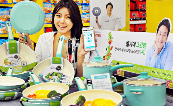 ▲ 21일 모델이 홈플러스 모바일 앱을 통해 그린팬 포커스 라인의 상품을 선보이고 있다. 홈플러스 온라인쇼핑은 전세계 세라믹 프라이팬 시장 1위 브랜드인 벨기에 ‘그린팬’을 론칭해 다양한 상품을 선보이며, 특히 포커스 라인의 상품은 홈플러스가 국내 유통업계 최초로 마련해 단독 판매한다. 그린팬은 인체에 해롭지 않고 조리 시 유해물질이 배출되지 않는 친환경 세라믹 재질로 만들어진 것이 특징이다. ⓒ홈플러스