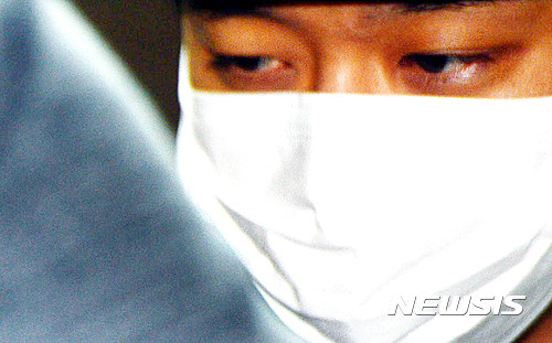 ▲ 성폭행 혐의 논란에 휩싸인 그룹 JYJ의 멤버 박유천이 20일 오전 서울 강남구 강남구청에 사회복무요원 근무를 위해 경호원들에 둘러싸여 출근하고 있다.   ⓒ 뉴시스