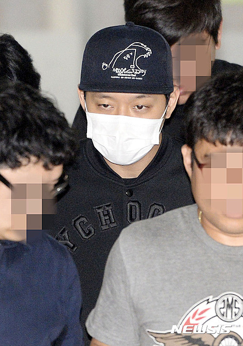 ▲ 성폭행 혐의를 받고 있는 가수 겸 탤런트 박유천이 서울 강남구청에서 공익근무를 마치고 퇴근하고 있다.  ⓒ 뉴시스