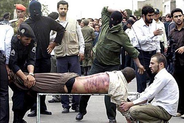 ▲ 중동 무슬림 국가에서의 동성애자 처벌 장면. 테러조직 '대쉬(ISIS)'는 동성애자를 아예 처형해 버린다. ⓒ텀블러 '클라둑스' 사진 캡쳐