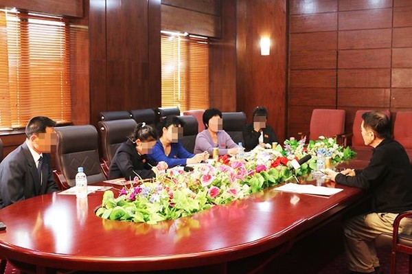 ▲ 지난 5월17일 북한 평양호텔에서 친북매체인 '민족통신'의 노길남 대표(오른쪽)가 탈북 종업원들의 가족들과 만나서 이야기를 나누고 있는 모습.ⓒ민족통신 페이스북