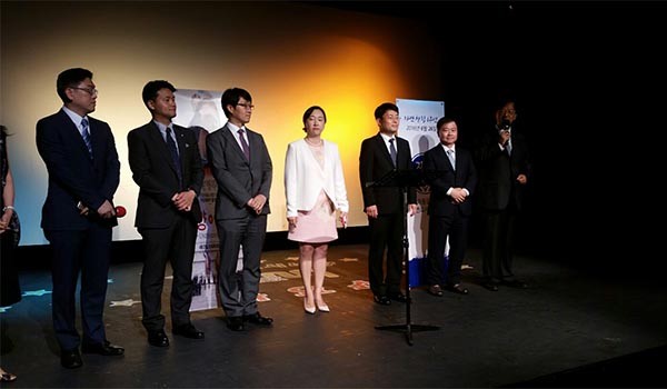 ▲ 지난 21일 서울 을지로 '명보아트시네마'에서 열린 '자유와 통일을 향한 변호사 연대' 창립 1주년 기념식에서 차기환 대표(맨 오른쪽)가 무대에 선 회원 변호사들과 함께 인사말을 하고 있다. ⓒ자변 제공