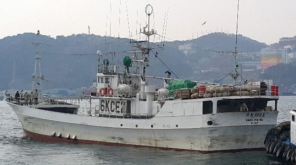 ▲ 지난 20일 오전 1시 58분쯤 인도양 세이셀 군도 인근 해상에서 광현803호(138t·승선원 18명)의 베트남 선원 A(32)씨와 B(32)씨 등 2명이 술에 취해 한국인 선장 양모(43)씨와 기관장 강모(42)씨를 흉기로 찔러 살해하는 사건이 발생했다. 사진은 광현803호의 모습.ⓒ뉴시스