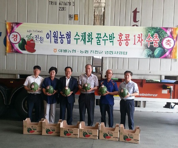 ▲ 진천 꿀수박이 22일 이월농협에서 홍콩으로 수출길에 올랐다.ⓒ진천군