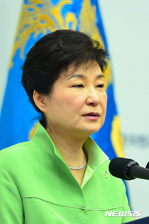 ▲ 박근혜 대통령이 22일 오후 청와대 연무관에서 열린 민주평통 해외자문위원과의 통일대화에 참석, 인사말을 하고 있다. ⓒ뉴시스